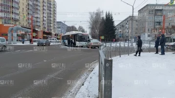 Фото: В Кемерове на Октябрьском проспекте столкнулись автобус и иномарка: момент ДТП попал на видео 1