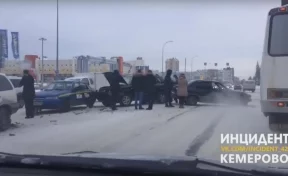 Возле крупного кемеровского супермаркета произошло массовое ДТП