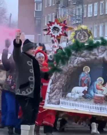 Купцы, колядки и ряженые: большой рождественский парад прошёл в Мариинске