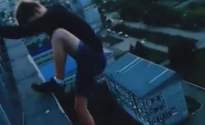 В Кемерове подросток повис на руках на крыше высотки