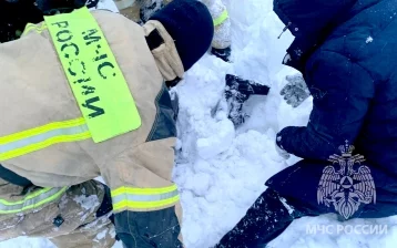 Фото: В Томской области подросток попал в больницу после схода снега с крыши. Мальчика откапывали спасатели  2