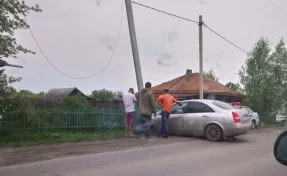 В Кировском районе Кемерова иномарка влетела в столб