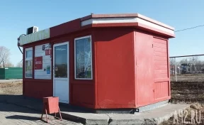 В центре Кемерова демонтируют киоски по продаже мороженого, хлеба и табака