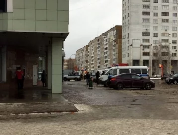 Фото: «Всех эвакуируют»: в Кемерове оцепили крупный торговый центр 1