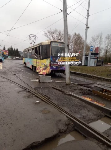 Фото: В Кемерове ДТП с трамваем нарушило движение двух маршрутов 1