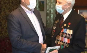 Мэр Кемерова поздравил с 90-летием почётного гражданина города