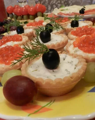 Врач рассказала, с чем опасно сочетать икру