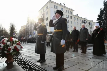 Фото: В Кемерове прошла церемония возложения цветов к Мемориалу Славы воинов-кузбассовцев 3