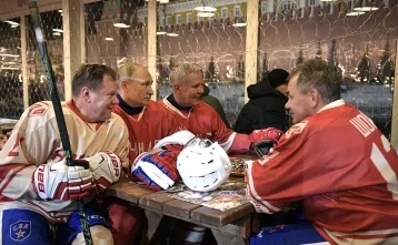 Фото: Путин сыграл в товарищеском матче Ночной хоккейной лиги 3