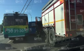 Очевидцы: автобус, троллейбус и автомобиль столкнулись на Кузбасском мосту в Кемерове