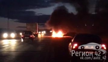 Фото: Загоревшуюся на дороге в Кемерове машину сняли на видео 1