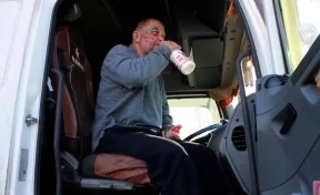 В Кузбассе задержали дальнобойщика, который оборудовал бар в кабине своего грузовика