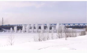 В Кузбассе начали взрывать лёд на реках