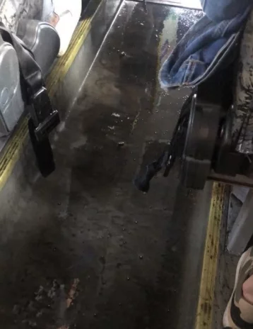 Фото: В Кузбассе пассажиров автобуса облило из-под пола чёрной водой 1