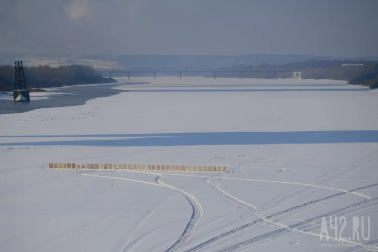 Фото: «Похоже на Стоунхендж»: кемеровчане заметили необычную конструкцию на льду Томи у Кузнецкого моста 7