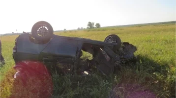 Фото: В Кузбассе автомобиль слетел с трассы и перевернулся 1