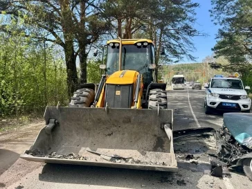 Фото: В ГАИ Кузбасса сообщили подробности жёсткого ДТП с участием трактора и легковушки 2