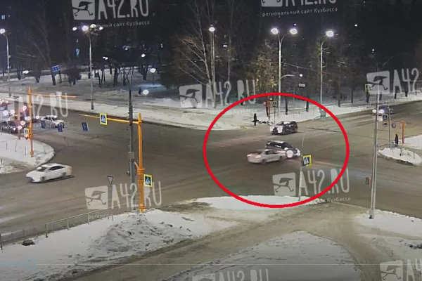 Дорожная камера записала аварию на перекрестке Химиков — Строителей в Кемерове