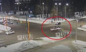 Дорожная камера записала аварию на перекрестке Химиков — Строителей в Кемерове