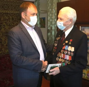 Фото: Мэр Кемерова поздравил с 90-летием почётного гражданина города 1
