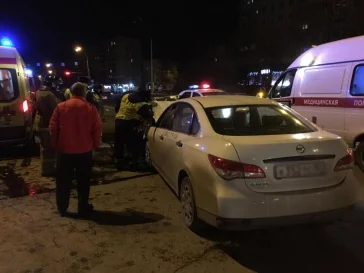 Фото: На проспекте Ленина в Кемерове лоб в лоб столкнулись такси и легковой автомобиль 2
