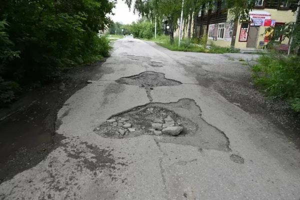 Жители кузбасского города 88 раз попросили власти отремонтировать разбитую дорогу