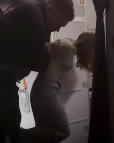 Под горячую руку пьяной жительницы Кузбасса в самолёте попал певец Глызин