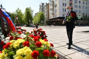 Фото: Губернатор Кузбасса возложил цветы к Вечному огню  1