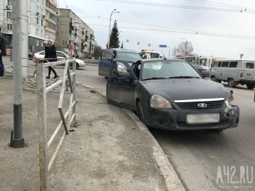 Фото: В Кемерове столкнувшиеся минивэн и легковушка снесли пешеходное ограждение 2