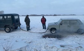 «Решили сократить расстояние»: кузбассовцы на автомобиле застряли в снегу и остались без связи
