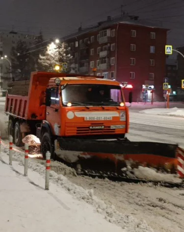В Кемерове за сутки убрали 12 тысяч кубометров снега