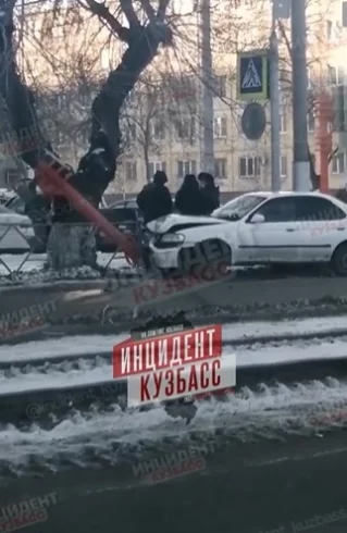 Фото: В Кемерове иномарка снесла светофор на проспекте Ленина 1