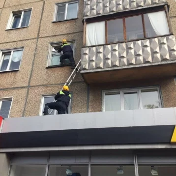 Фото: В Кемерове специалисты залезли в квартиру через окно, чтобы спасти женщину 1