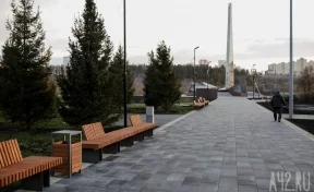 Кемеровчанка пожаловалась мэру на подростков, которые катались на скейтбордах по стеле в парке Победы
