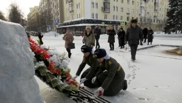 Фото: Кемеровчане возложили цветы в память о Дне снятия блокады Ленинграда 1