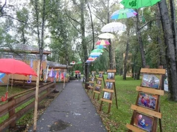 Фото: В Новокузнецке появилась Аллея парящих зонтиков 1