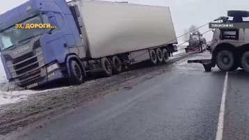 Фото: Увяз в снегу: водителю фуры потребовалась помощь на трассе в Кузбассе 1