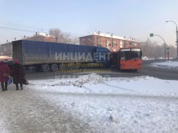 Фото: Автобус и фура столкнулись на перекрёстке в Кемерове 1
