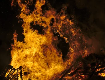 Фото: 18 пожарных тушили загоревшиеся дом и надворную постройку в Новокузнецке 1
