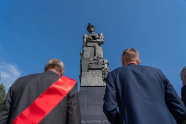 Фото: Кемеровчане возложили цветы к монументу «Память шахтёрам Кузбасса» 2