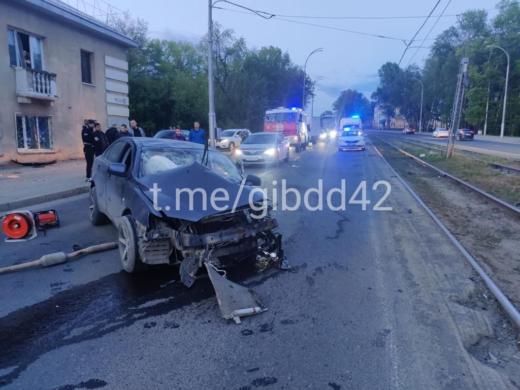Пострадали водитель и пассажир: в ГИБДД рассказали подробности аварии на проспекте Шахтёров в Кемерове 