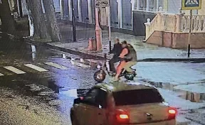 В Анапе 3 девушки на электровелосипеде столкнулись с автомобилем