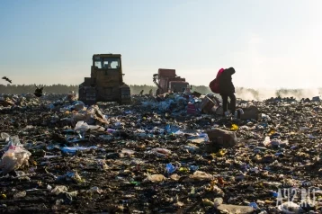 Фото: Кемеровчане пожаловались на огромную кучу мусора на Радуге: им объяснили, откуда она взялась 1