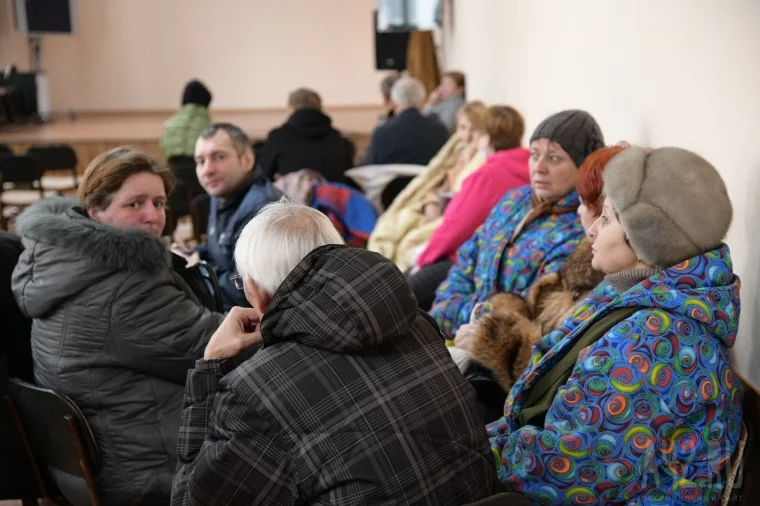 Фото: «Заминировано»: в Кемерове массово эвакуируют больницы и школы 11
