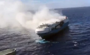 В Тихом океане загорелось судно, перевозившее 3,5 тысячи автомобилей Nissan