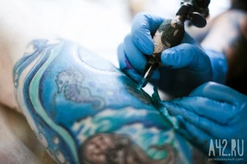 Фото: Врачи кемеровской больницы рассказали о вреде татуировок для подростков 1