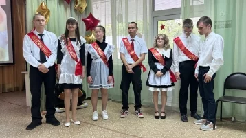 Фото: «Кузбассэнергосбыт» поздравил выпускников подшефной школы с последним звонком 1