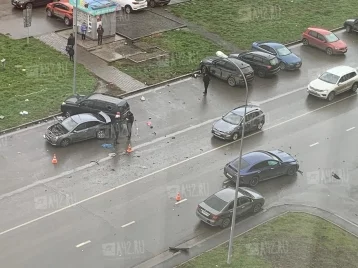 Фото: В тройном ДТП с дорогим Mercedes-Benz в Кемерове пострадали два человека 1