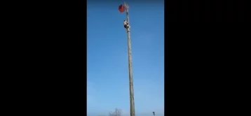 Фото: В Кузбассе мужчина упал с масленичного столба, он в реанимации 1