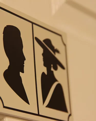 Кемеровские школьники пожаловались на двери туалетов, которые невозможно закрыть